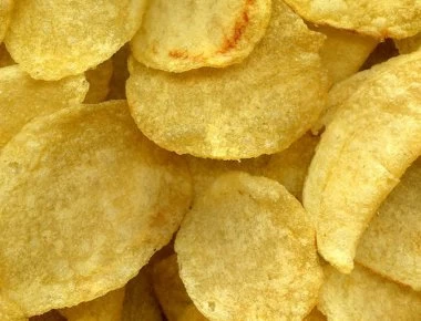 Πώς φτιάχνονται τα πατατάκια: Βίντεο από εργοστάσιο που θα σας κόψει την όρεξη…